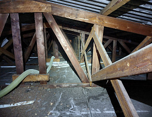 Zateplení stropu ubytovny pomocí foukané izolace